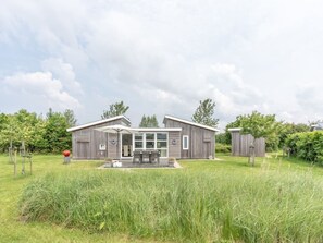 Exterior - This chalet is situated on the edge of the park (with a view of a lake) and is equipped with all ame (BURGH-HAAMSTEDE)