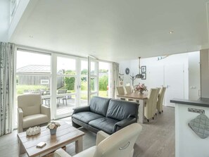 Interior - This chalet is situated on the edge of the park (with a view of a lake) and is equipped with all ame (BURGH-HAAMSTEDE)