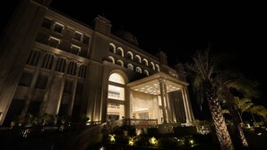 Un hotel imponente con una entrada espaciosa, varios pisos y una fachada bien iluminada.