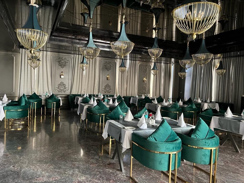 2 restaurants, breakfast, lunch, dinner served; vegetarian cuisine 