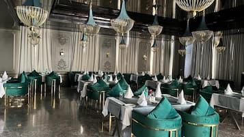 2 restaurants, breakfast, lunch, dinner served; vegetarian cuisine