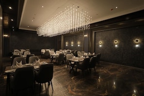2 restaurants, breakfast, lunch, dinner served; vegetarian cuisine