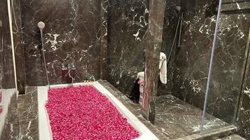 Presidential Suite | Bathroom | Shower, rainfall showerhead, free toiletries, towels