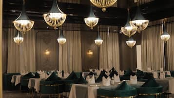 2 restaurantes, café da manhã, culinária vegetariana