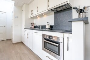 Jääkaappi, mikroaaltouuni, liesi, astianpesukone