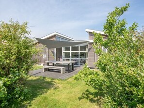 Outdoor dining - You are guaranteed to unwind and relax in one of the chairs or on the comfy sofa in the central livi (BURGH-HAAMSTEDE)