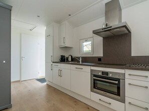 Fridge, microwave, stovetop, dishwasher - Lovely light chalet with very spacious living room and comfortable master bedroom. A modern house eq (BURGH-HAAMSTEDE)