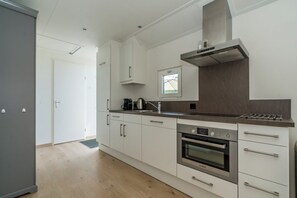 Kjøleskap, mikrobølgeovn, kokeplater og oppvaskmaskin