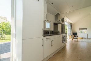 Kjøleskap, mikrobølgeovn, kokeplater og oppvaskmaskin