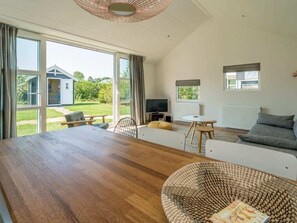 Televisie, een dvd-speler en een stereo