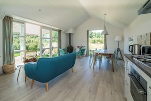 Kjøleskap, ovn, kokeplater og kaffetrakter/tekoker