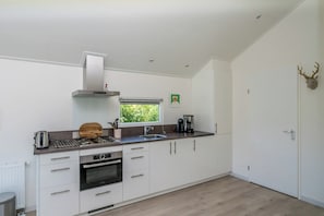 Kjøleskap, ovn, kokeplater og kaffetrakter/tekoker