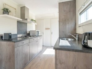 冷蔵庫、電子レンジ、コンロ、コーヒー / ティーメーカー