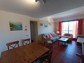 TV - Luxurious Duplex with Pool, 2 Minutes from the Beach - 3BR, Sleeps 6 (L'Ametlla de Mar)