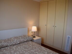 4 bedrooms, bed sheets