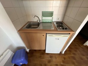 Frigorifero, microonde, piano cottura, macchina per tè/caffè