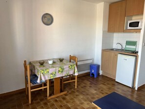 Kühlschrank, Mikrowelle, Herdplatte, Wasserkocher mit Kaffee-/Teezubehör