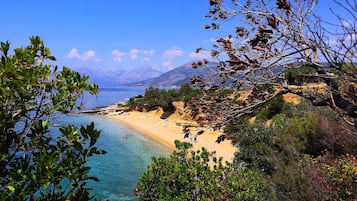 Beach nearby, sun-loungers, beach towels