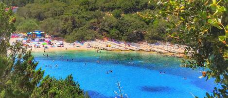 Beach nearby, sun-loungers, beach towels