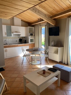 Fridge, microwave, oven, stovetop - Nice air-conditioned apartment, heart of the village, 2nd floor  (Cassis)