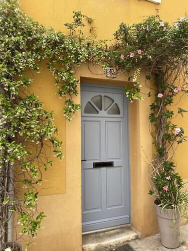 Nice air-conditioned apartment, heart of the village, 2nd floor 