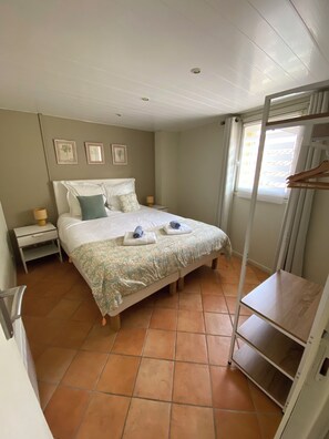 2 bedrooms, in-room safe, desk, iron/ironing board