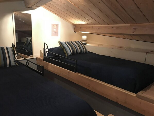 2 bedrooms, in-room safe, desk, iron/ironing board