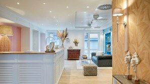 A spacious living area with a central island, a sofa, and a coffee table. - Beach Apartments Büsum (Büsum)