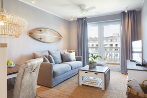 Superior Apartment | Living area | 32-inch flat-screen TV with cable channels, TV - Beach Apartments Büsum (Büsum)