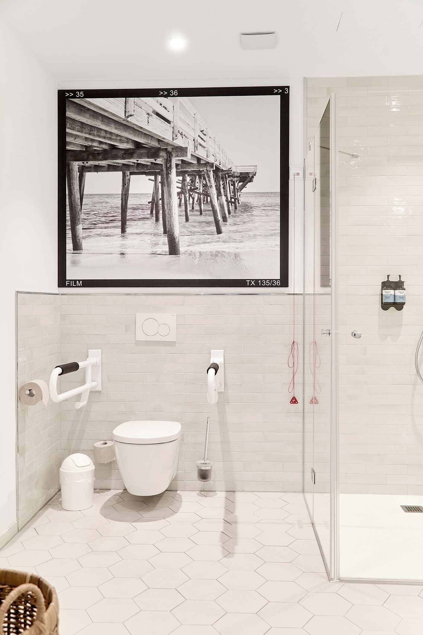 Un bagno moderno con uno specchio grande, un water e una zona doccia.