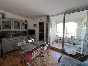 Outdoor dining - Studio Cabin with Parking and Pets Allowed, Canal View (Cap d'Agde)