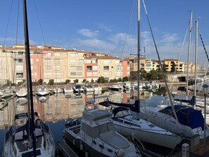 Marina - Studio Cabin with Parking and Pets Allowed, Canal View (Cap d'Agde)