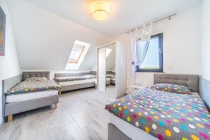 4 camere, una cassaforte in camera, una scrivania, ferro/asse da stiro