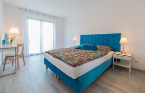 5 chambres, bureau, fer et planche à repasser, lit parapluie