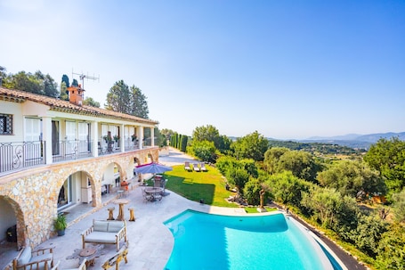 Exterior. Le Clos des Senteurs
