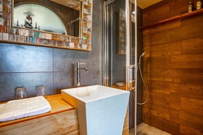 Panoramic-Doppelzimmer | Badezimmer | Haartrockner, Bademäntel, Hausschuhe, Handtücher
