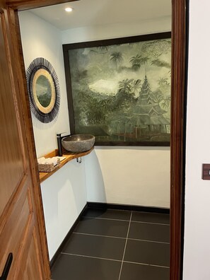 Deluxe Room | Bathroom