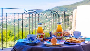 A breakfast table with a view of a mountainous landscape. - Le Clos des Senteurs (Chateauneuf-Grasse)