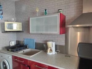 Køleskab, mikrobølgeovn, ovn, kogeplade