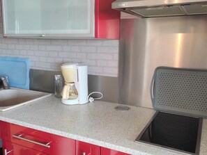 Køleskab, mikrobølgeovn, ovn, kogeplade