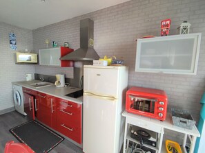 Fridge, microwave, oven, stovetop - Seaside apartment with balcony and parking (Saint-Jean-de-Monts)