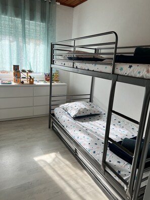 6 habitaciones, tabla de planchar con plancha y cuna de viaje