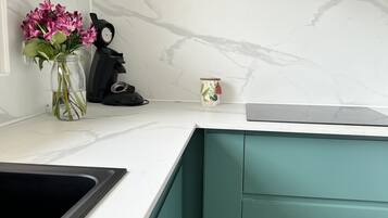 Réfrigérateur, micro-ondes, plaque de cuisson, lave-vaisselle