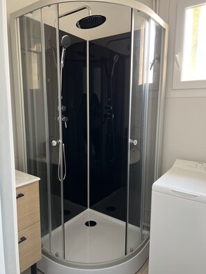 Regadera, toallas, papel de baño