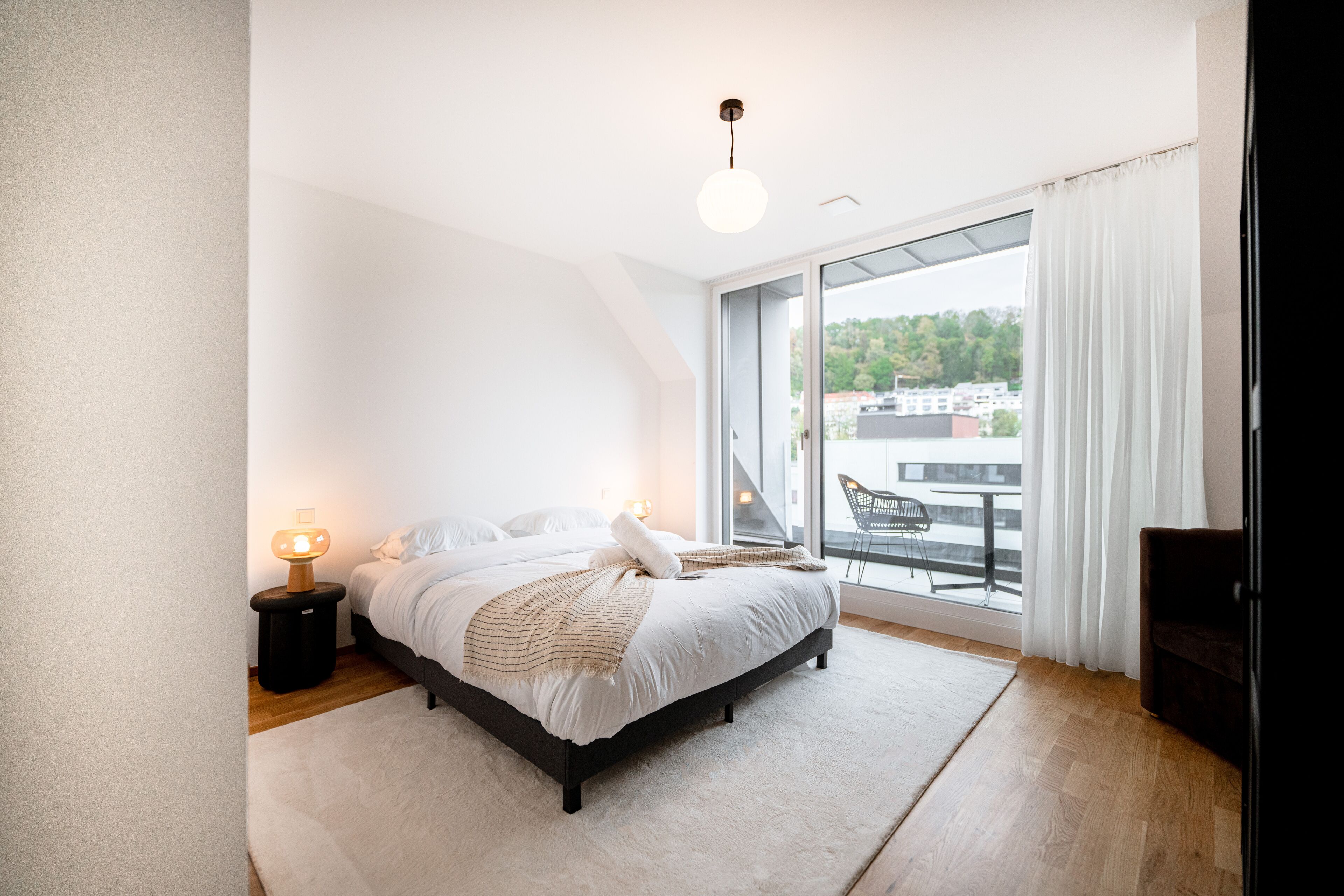 2 عدّة غرف نوم وبديكورات فريدة لكل غرفة وطراز فريد لكل وحدة ومكتب