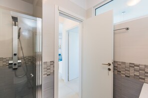 Dusche, Haartrockner, Handtücher, Seife