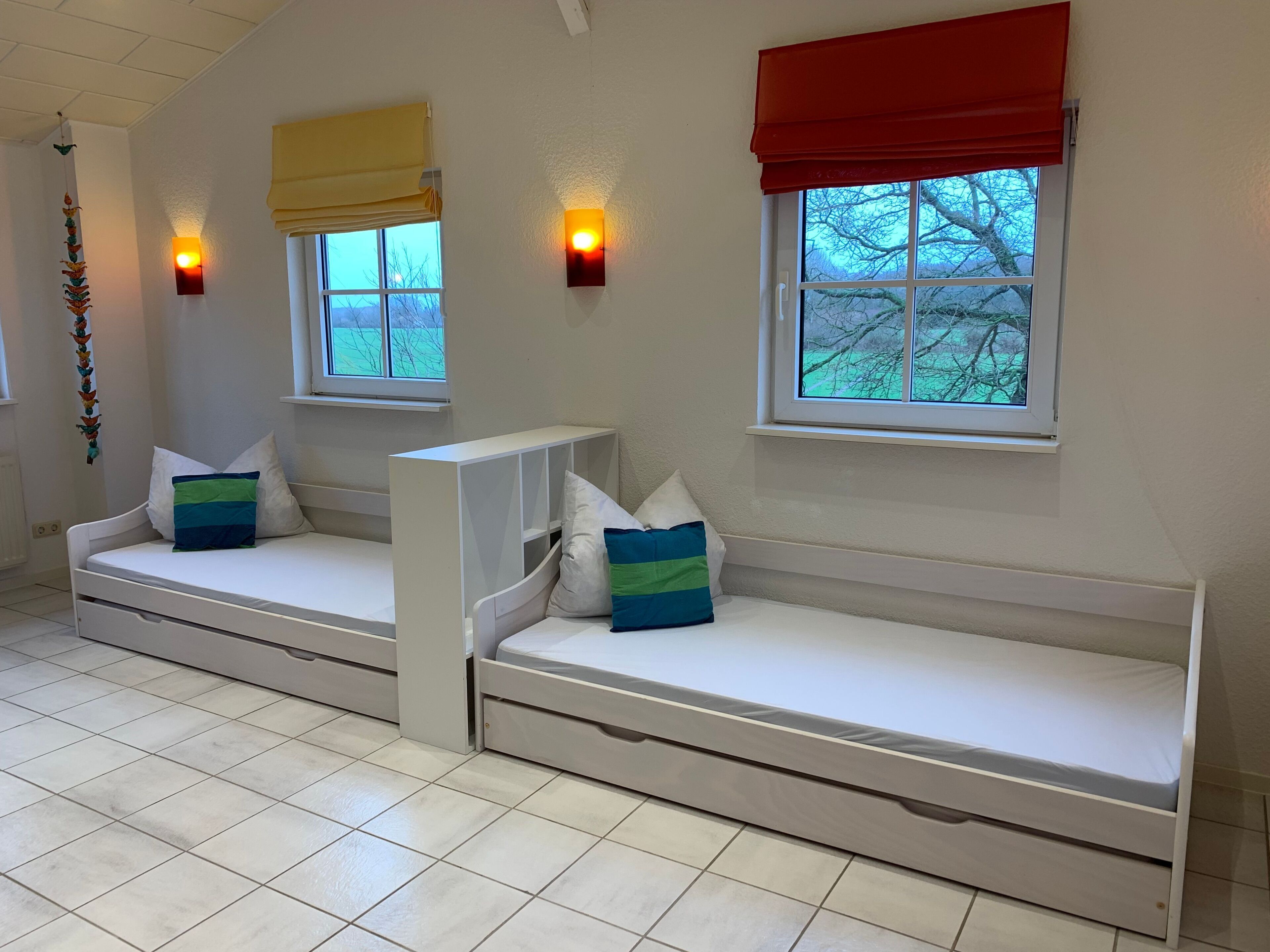 Schlafzimmer mit ausziehbaren Einzelbetten im Obergeschoss