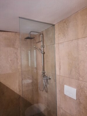 Douche, sèche-cheveux, serviettes fournies, savon