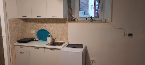 Refrigerador, tetera eléctrica, tostadora y utensilios de cocina 
