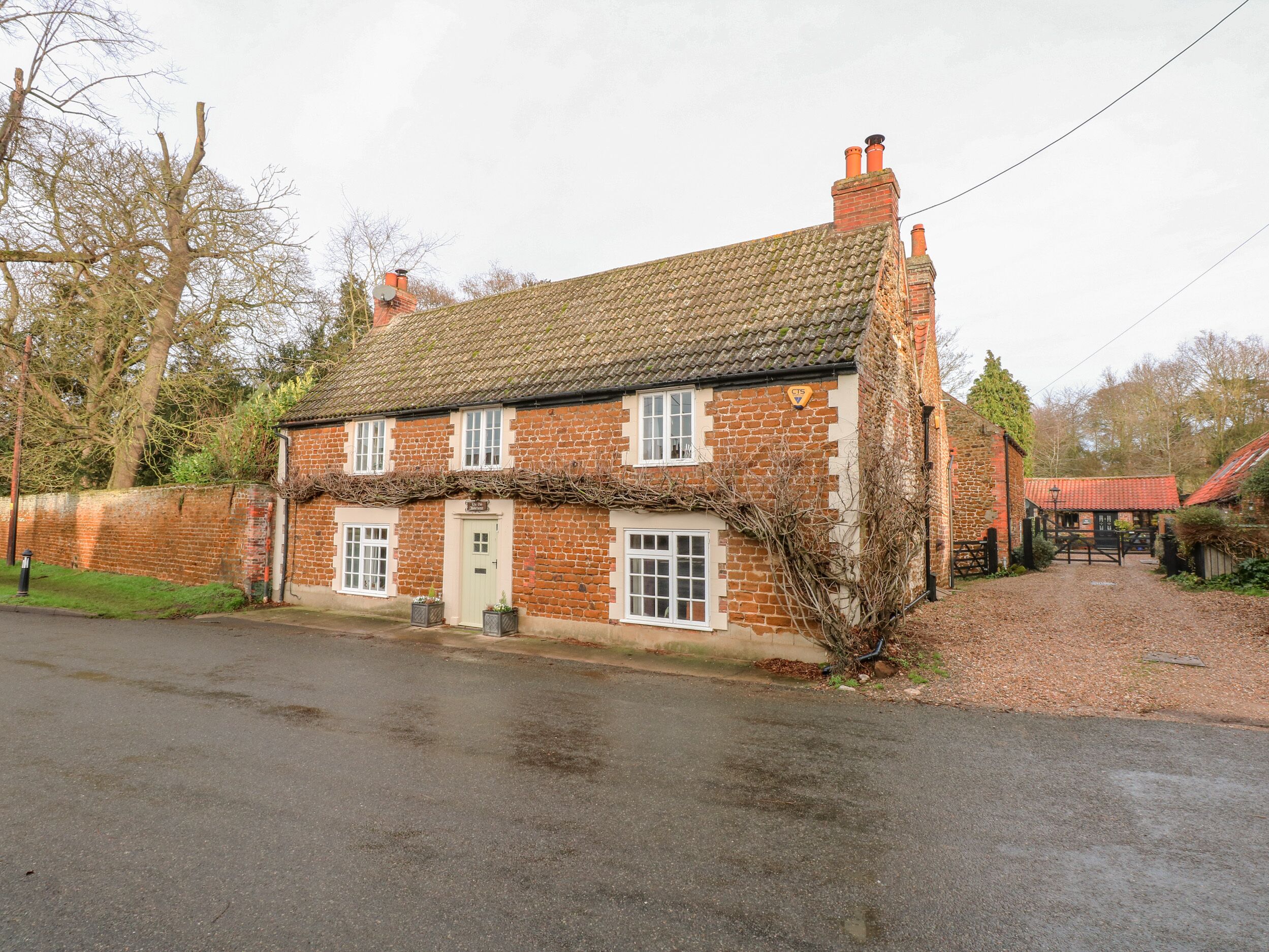 THE OLD BAKEHOUSE, pet friendly, with open fire in Snettisham